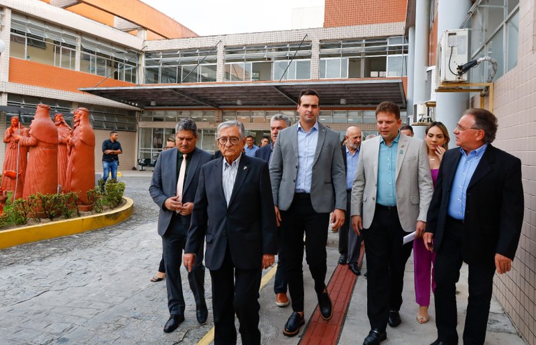 Governador em exercício visita Hospital Napoleão Laureano e reforça parceria com instituição para fortalecer atendimento prestado aos paraibanos