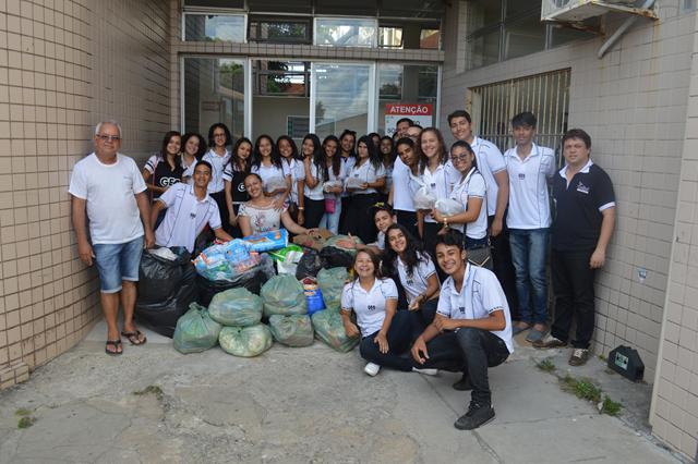 Professora e alunos do colégio GEO  da cidade de Itapororoca visitam o Hospital Napoleão Laureano