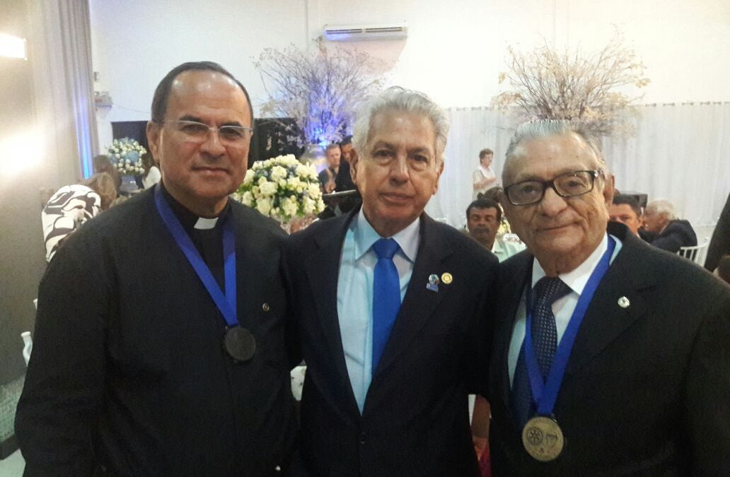 Presidente da Fundação Laureano é homenageado recebendo a Medalha Padre Zé Coutinho.