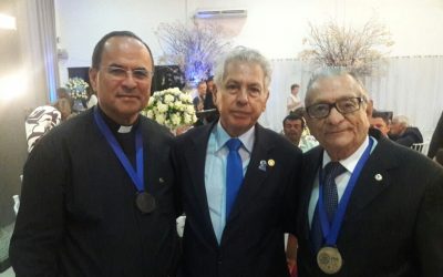 Presidente da Fundação Laureano é homenageado recebendo a Medalha Padre Zé Coutinho.