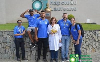 Atletas do vôlei de praia levam alegria às crianças da pediatria do Napoleão Laureano