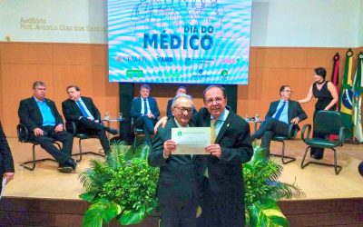 Carneiro Arnaud, médico e ex-presidente da APMED, recebe diploma de ‘Honra ao Mérito’ da APMED-PB