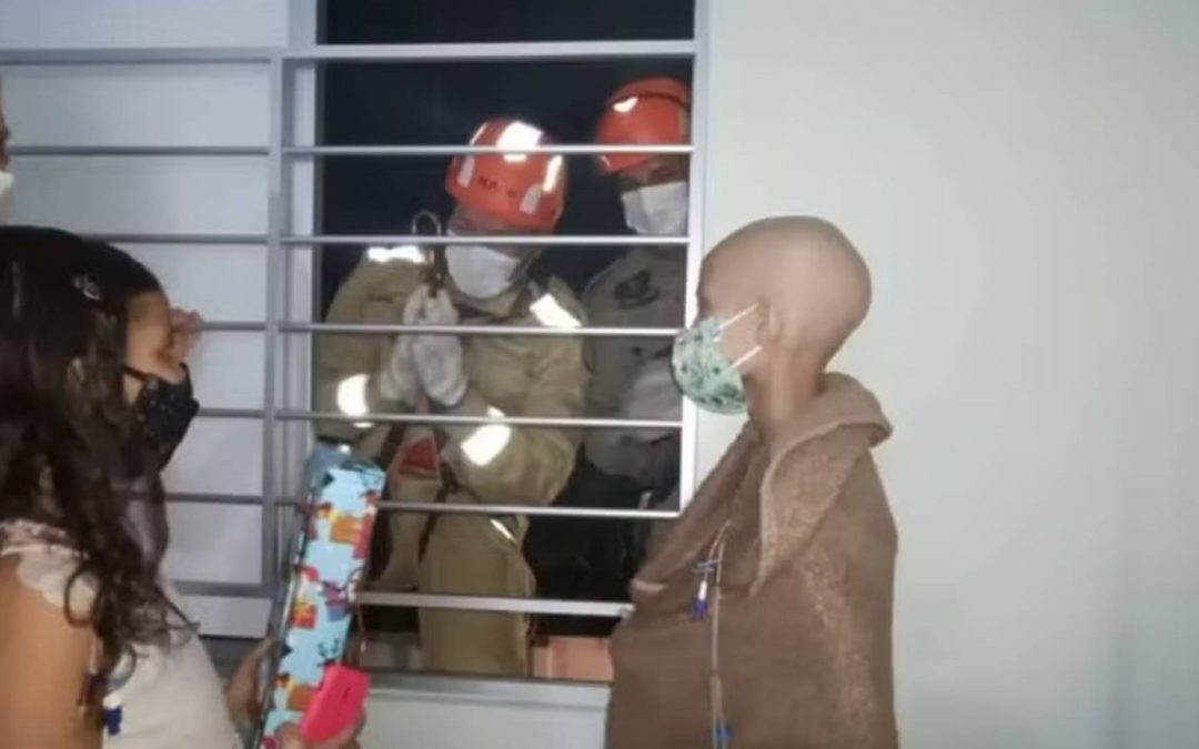 Bombeiros fazem rapel para entregar presentes de Natal para crianças do Laureano