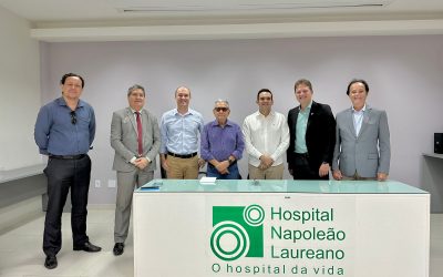 Laureano recebe secretário estadual de Saúde para ampliar serviços de oncologia no hospital